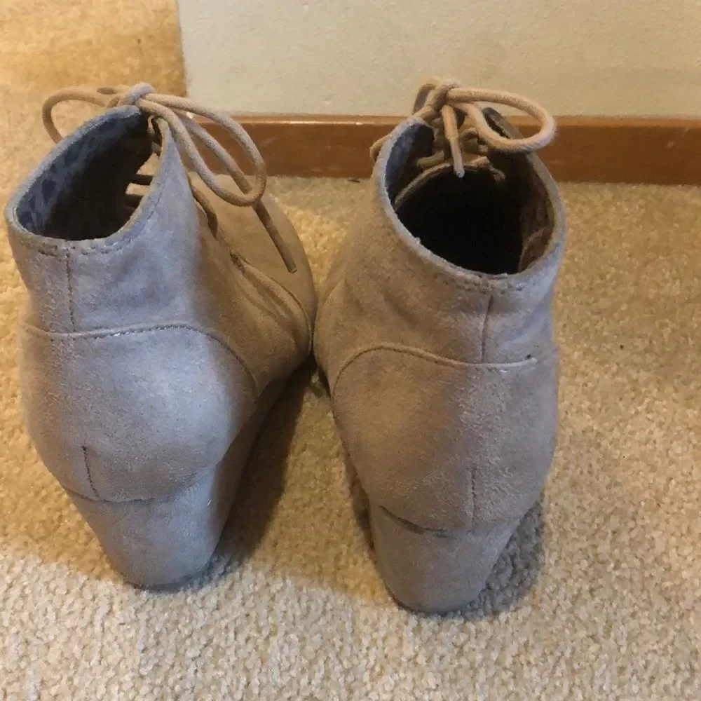 𝅺cityclassified tan suede wedged booties